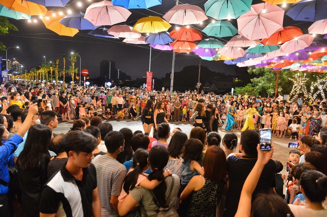 Hà Nội: Phố đi bộ Trịnh Công Sơn tái hoạt động, hàng nghìn người dân đổ về vui chơi, chụp ảnh - Ảnh 10.