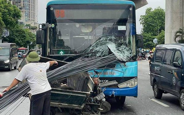 Xe chở sắt xuyên thủng xe buýt trên phố Hà Nội, hiện trường gây thấy kinh