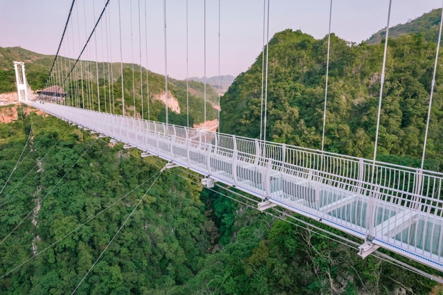 Hè này về Mộc Châu thưởng thức mận chín cây, nhất định phải ghé qua cầu kính Bạch Long: Địa điểm sống ảo đẹp tựa chốn bồng lai tiên cảnh - Ảnh 4.