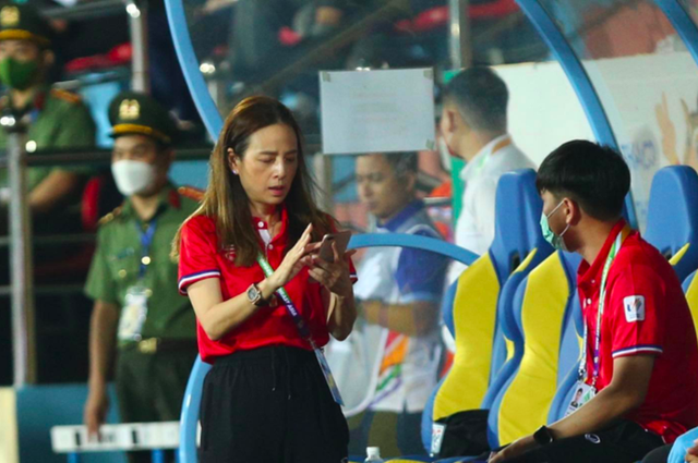 Không tiếc chi núi tiền tặng iPhone 13, đồng hồ Rolex cho các cầu thủ Thái Lan, nữ tỷ phú Madam Pang gây bất ngờ khi sử dụng chiếc điện thoại đời cũ - Ảnh 1.