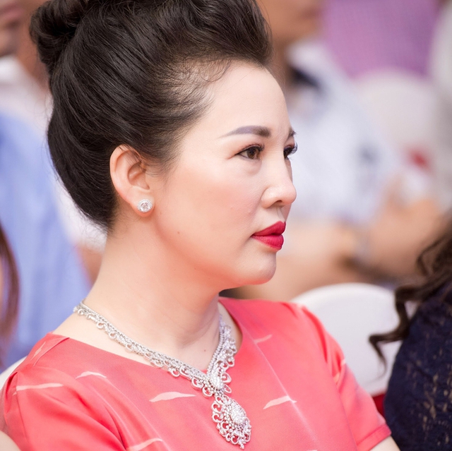  Chủ nhân toà lâu đài 7 tầng ở Nam Định - mẹ cô dâu 200 cây vàng sở hữu thần thái và nhan sắc khiến người đối diện trầm trồ - Ảnh 5.