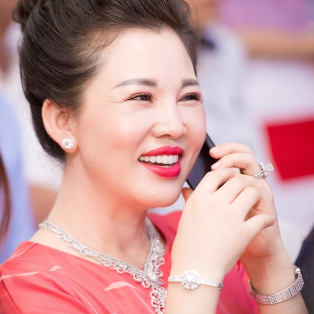  Chủ nhân toà lâu đài 7 tầng ở Nam Định - mẹ cô dâu 200 cây vàng sở hữu thần thái và nhan sắc khiến người đối diện trầm trồ - Ảnh 6.