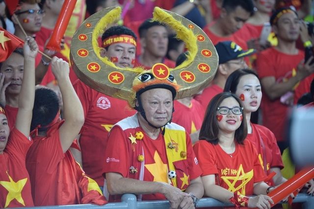 Gặp cổ động viên số 1 Việt Nam 20 năm làm mũ linh vật SEA Games: Tôi đi dọc bờ hồ Hoàn Kiếm đến sân Hàng Đẫy, ai cũng ngước nhìn - Ảnh 8.