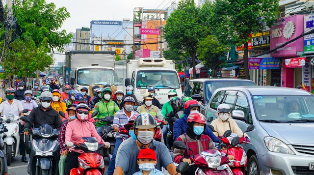  Choáng ngợp 10 làn xe rộng thênh thang ở Đại lộ Nguyễn Văn Linh: Không còn điểm đen ùn tắc - Ảnh 2.