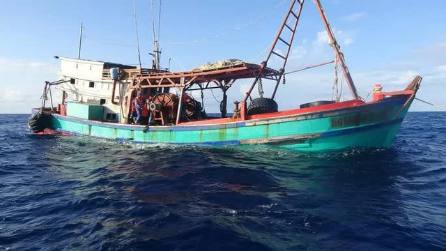 Cảnh sát biển bắt giữ tàu vận chuyển hơn 40.000 lít dầu DO - Ảnh 1.