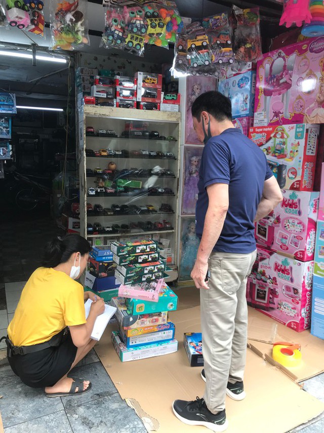 Phố đồ chơi ở Hà Nội đìu hiu dịp 1/6, hàng Trung Quốc áp đảo  - Ảnh 3.
