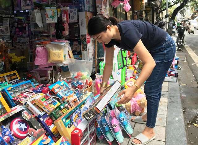 Phố đồ chơi ở Hà Nội đìu hiu dịp 1/6, hàng Trung Quốc áp đảo  - Ảnh 4.