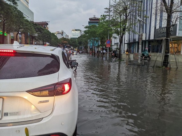  Ô tô bị ngập nước xếp hàng sửa chữa sau mưa lớn tại Hà Nội  - Ảnh 5.