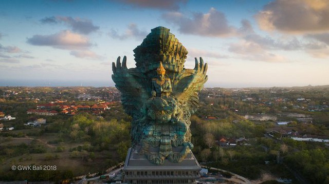 Bức tượng khổng lồ xây gần 3 thập kỷ mới hoàn thành, nằm ở vùng đất nổi tiếng mà ai cũng muốn đến một lần trong đời - Ảnh 4.