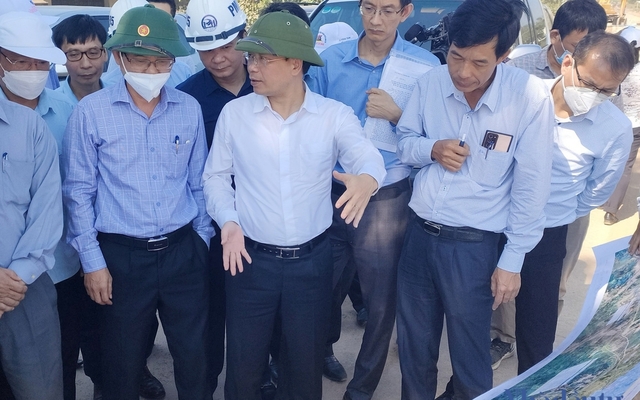 Thứ trưởng Bộ GTVT Nguyễn Duy Lâm kiểm tra dự án cao tốc Bắc - Nam qua địa bàn tỉnh Bình Định. Ảnh: Đạt Quang.