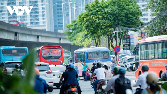 Công an Hà Nội lên tiếng về “bến xe chui trên đường Phạm Hùng - Ảnh 1.