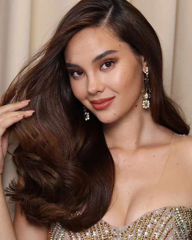  Mỹ nhân ngồi ghế nóng Chung kết HHHV Việt Nam - Catriona Gray: Sở hữu 2 vương miện danh giá, nhan sắc lẫn trí tuệ đều xuất sắc  - Ảnh 2.