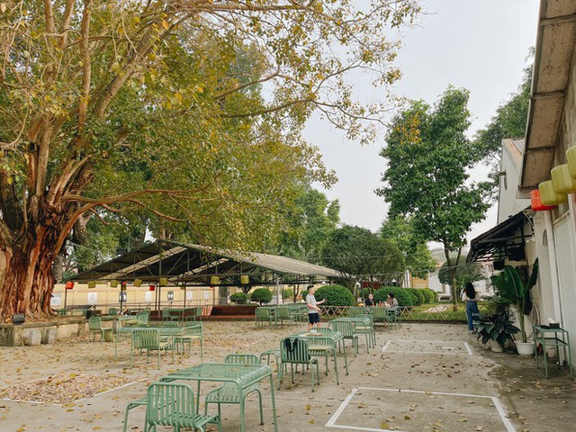 Hà Nội có những quán cà phê “mọc” lên ở nơi không ngờ tới, vị trí đắc địa mang đến lợi ích vô tiền khoáng hậu - Ảnh 1.