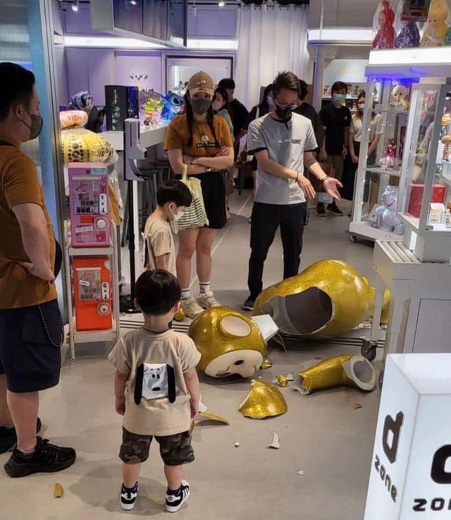 Toàn cảnh vụ bố mẹ đền 100 triệu đồng vì con làm vỡ tượng ở Hong Kong (Trung Quốc): Cửa hàng hoàn tiền nhưng đứa trẻ mới là người tổn thương nhất - Ảnh 1.