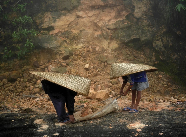 Hà Nội đang vào mùa mưa thất thường như cô người yêu, bạn có muốn thử trải nghiệm cuộc sống ở ngôi làng mưa nhiều nhất thế giới thế nào không? - Ảnh 13.