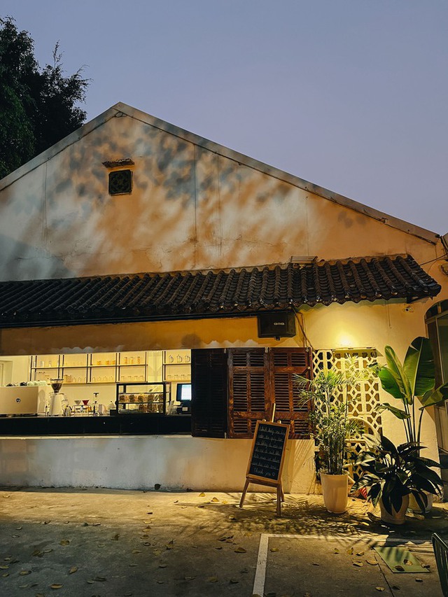 Hà Nội có những quán cà phê “mọc” lên ở nơi không ngờ tới, vị trí đắc địa mang đến lợi ích vô tiền khoáng hậu - Ảnh 3.