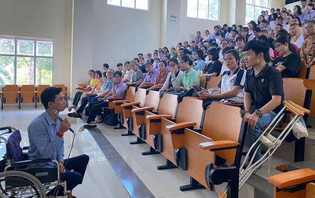 Nghị lực của thầy giáo không còn đôi chân: Đã từng muốn buông xuôi để cha mẹ đỡ vất vả - Ảnh 4.