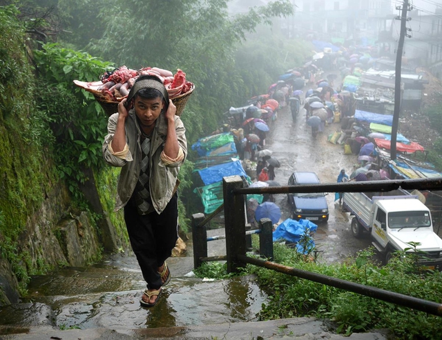 Hà Nội đang vào mùa mưa thất thường như cô người yêu, bạn có muốn thử trải nghiệm cuộc sống ở ngôi làng mưa nhiều nhất thế giới thế nào không? - Ảnh 10.