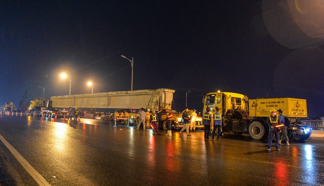  Trắng đêm dùng siêu xe 52 bánh tháo phiến dầm 68 tấn của cầu Vĩnh Tuy - Ảnh 1.