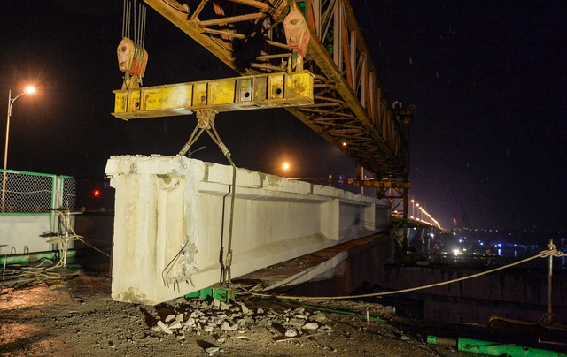  Trắng đêm dùng siêu xe 52 bánh tháo phiến dầm 68 tấn của cầu Vĩnh Tuy - Ảnh 11.