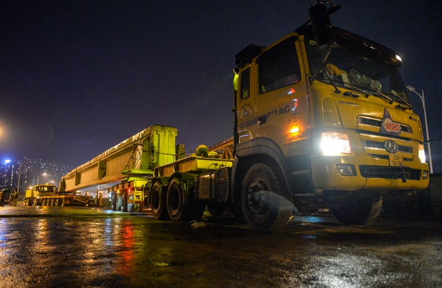  Trắng đêm dùng siêu xe 52 bánh tháo phiến dầm 68 tấn của cầu Vĩnh Tuy - Ảnh 3.