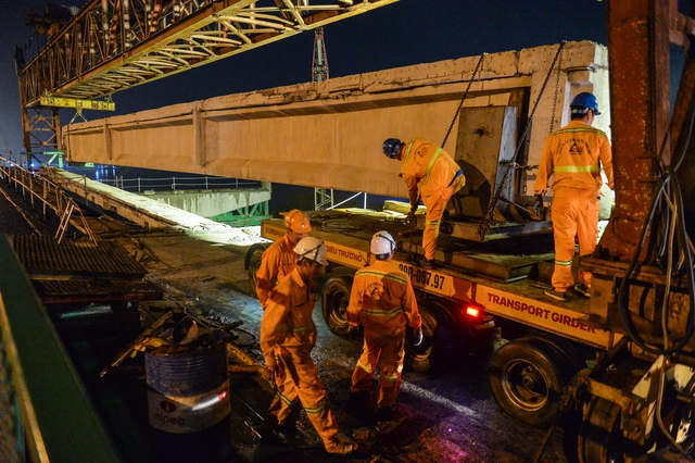  Trắng đêm dùng siêu xe 52 bánh tháo phiến dầm 68 tấn của cầu Vĩnh Tuy - Ảnh 9.
