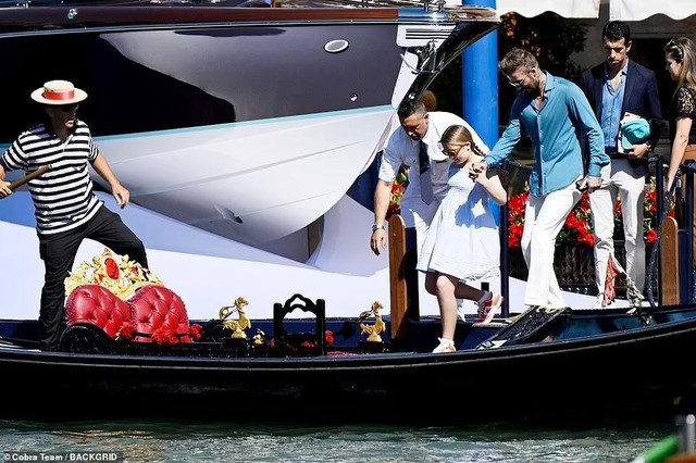 Dẫn Harper Seven đi chơi thuyền, David Beckham cho thấy là ông bố cuồng con gái - Ảnh 1.