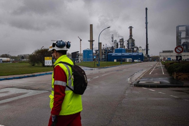 Thiếu nguồn dầu khí giá rẻ của Nga, nhiều nhà máy châu Âu phải đóng cửa - Ảnh 1.