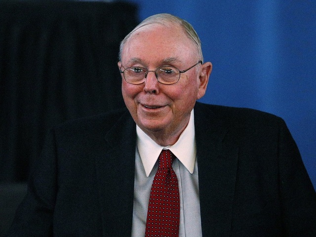 Lời khuyên làm giàu kinh ngạc từ tỷ phú thông thái Charlie Munger 97 tuổi: Có 3 cách khiến đời bạn mãi nghèo, nếu muốn trở nên giàu có, hãy làm ngược lại! - Ảnh 1.