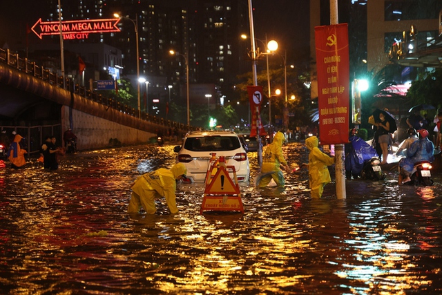  Toàn cảnh Hà Nội sau trận mưa lớn tối 13/6: Đường phố ngập lút bánh xe, người dân vất vả lội nước về nhà lúc nửa đêm - Ảnh 12.