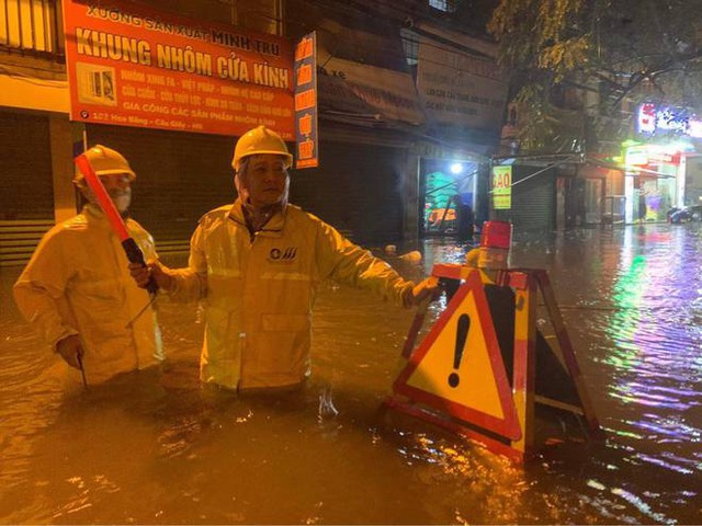  Toàn cảnh Hà Nội sau trận mưa lớn tối 13/6: Đường phố ngập lút bánh xe, người dân vất vả lội nước về nhà lúc nửa đêm - Ảnh 22.