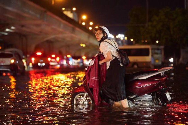  Toàn cảnh Hà Nội sau trận mưa lớn tối 13/6: Đường phố ngập lút bánh xe, người dân vất vả lội nước về nhà lúc nửa đêm - Ảnh 6.