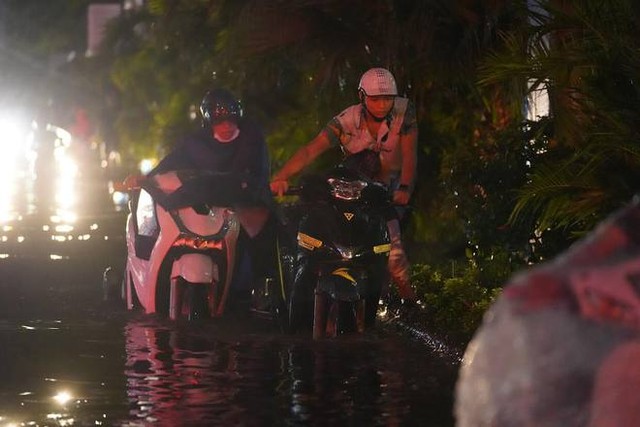  Toàn cảnh Hà Nội sau trận mưa lớn tối 13/6: Đường phố ngập lút bánh xe, người dân vất vả lội nước về nhà lúc nửa đêm - Ảnh 8.