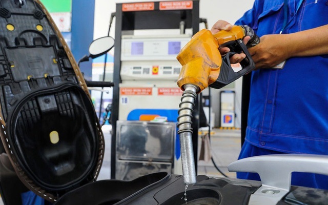 Việc tăng giá xăng dầu sẽ tiếp tục gây sức ép lên giá tiêu dùng. Ảnh minh họa.
