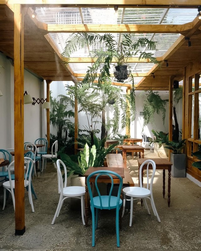 6 quán cà phê sân vườn xanh mát để gia đình, bạn bè cùng nhau trốn cái nắng nóng, ngột ngạt hiện nay ở TP. HCM - Ảnh 10.