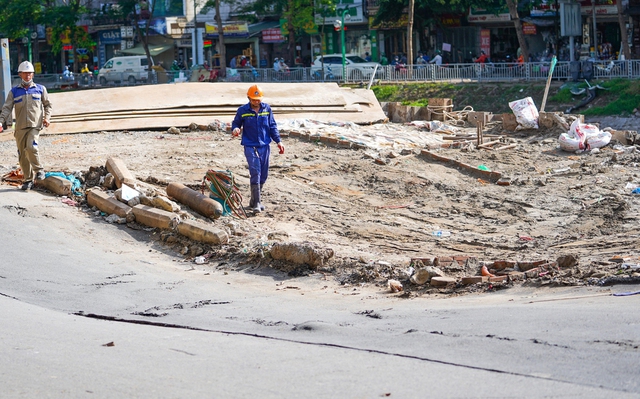 Hà Nội: Phố Vũ Tông Phan bất ngờ lún võng sâu cả mét