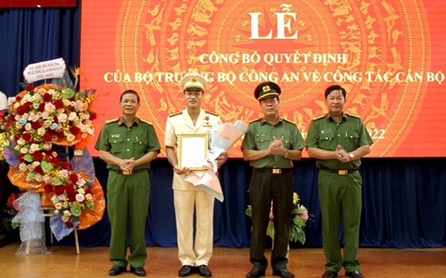 Các đồng chí trong Ban Giám đốc Công an tỉnh Bình Phước chúc mừng Thượng tá Nguyễn Huy Hải, tân Phó Giám đốc Công an tỉnh.
