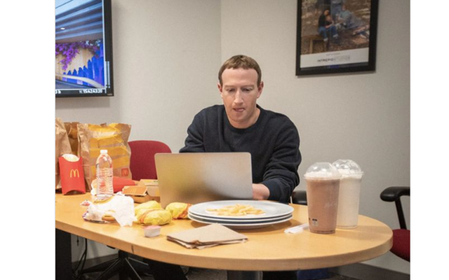 'Chán ghét' Apple, Mark Zuckerberg dùng Photoshop xóa logo Táo Khuyết để dân mạng không biết mình dùng MacBook