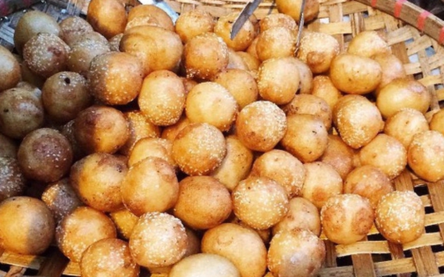 Loại bánh bán lề đường ở Việt Nam lọt top 30 món chiên rán ngon nhất thế giới