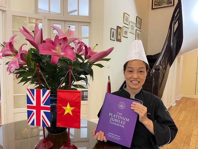 Bún chả Việt Nam có mặt trong sách dạy nấu ăn kỷ niệm 70 năm trị vì của Nữ hoàng Anh - Ảnh 2.