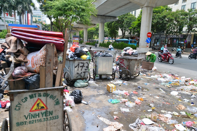  Hà Nội: Rác thải bất ngờ ùn ứ ở nội đô, người dân đi qua phải bịt mũi vì khó thở - Ảnh 11.