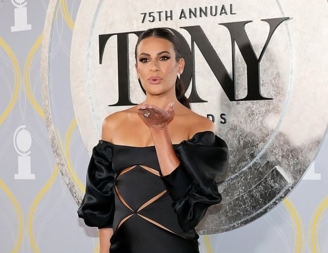 Hai mỹ nhân Hollywood toả sáng với đầm CONG TRI ở Tony Awards  - Ảnh 2.