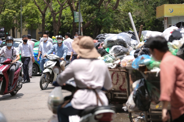  Hà Nội: Rác thải bất ngờ ùn ứ ở nội đô, người dân đi qua phải bịt mũi vì khó thở - Ảnh 8.