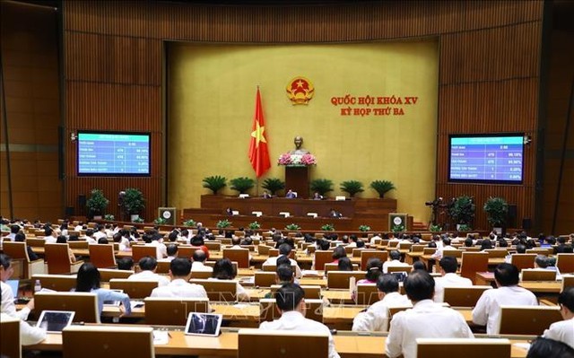 Quốc hội biểu quyết thông qua Nghị quyết về chủ trương đầu tư Dự án đầu tư xây dựng đường bộ cao tốc Châu Đốc - Cần Thơ - Sóc Trăng giai đoạn 1. Ảnh: Văn Điệp/TTXVN
