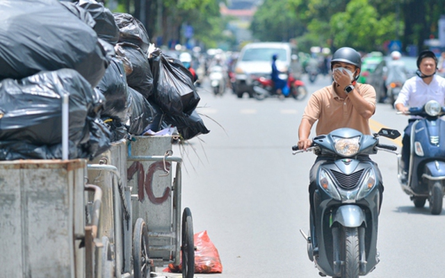 Hà Nội: Rác thải bất ngờ ùn ứ ở nội đô, người dân đi qua phải bịt mũi vì khó thở