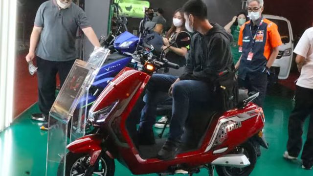 Có nhiều điểm tương đồng Việt Nam, xe máy điện đang bùng nổ tại thị trường lớn nhất thế giới này - Ảnh 1.