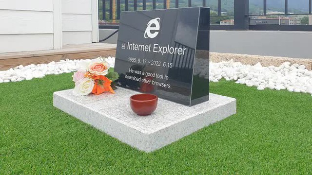  Vừa bị khai tử, Internet Explorer đã được dựng mộ tiếc thương tại Hàn Quốc, đọc dòng chữ tri ân khiến ai cũng cảm thán  - Ảnh 1.