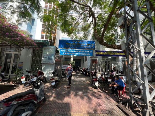  [NÓNG] Khám xét trụ sở CDC Khánh Hoà, thu giữ tài liệu điều tra vụ Việt Á  - Ảnh 2.