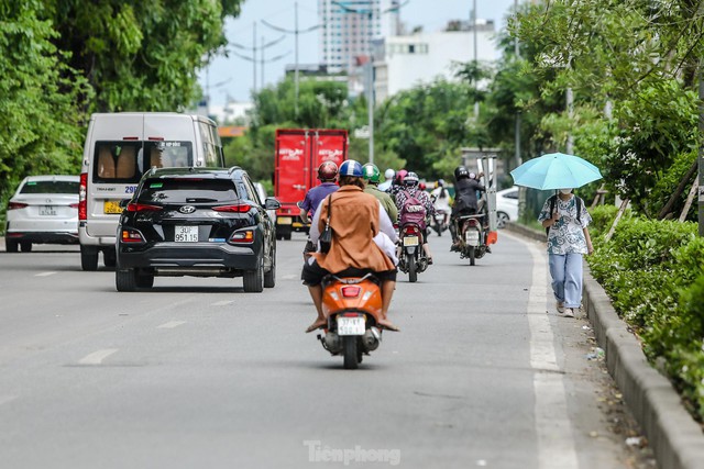 Hà Nội thương ngày nắng về, người dân che ô, đội áo, bịt kín mít ra đường - Ảnh 11.