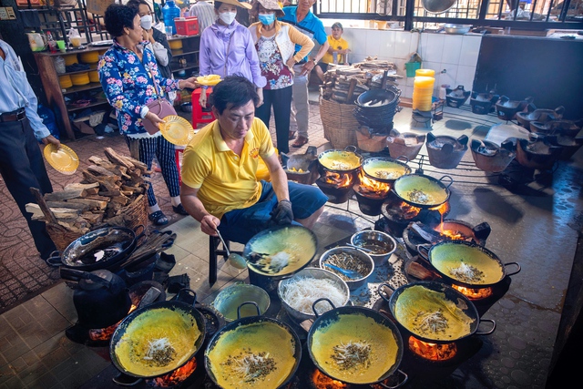 Bánh xèo chay 23 năm đãi khách miễn phí ở An Giang, số lượng bánh đổ 6.000 chiếc/ngày, người đổ bánh MÚA với 10 chiếc chảo liên tục - Ảnh 12.